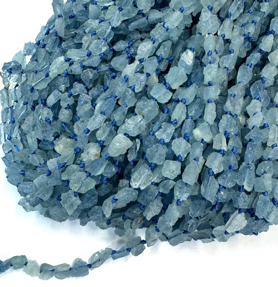 Аквамарин необработанный свободная форма размер 8*9мм натуральный камень Голубой